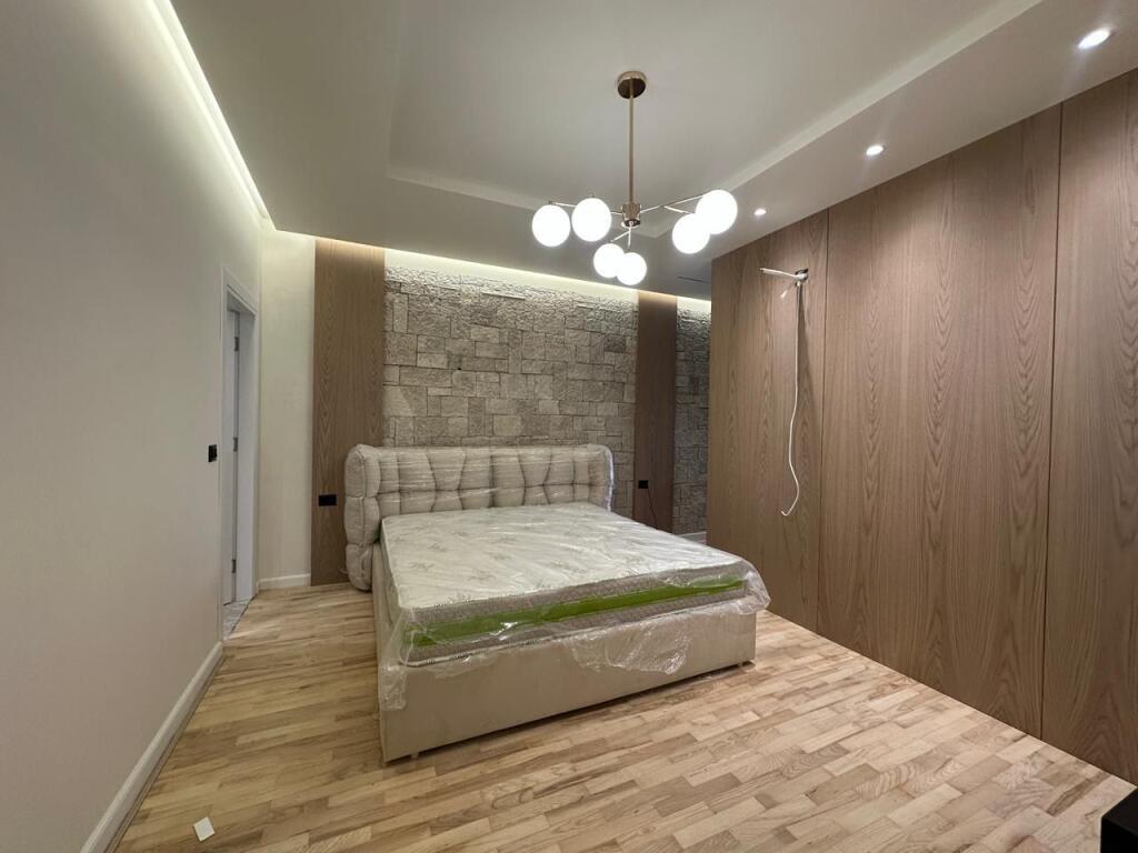 *Apartament 2+1+Ballkon Me Qira | Tek Kopshti Botanik*  📍Prane Nenkalimit| Fillimi i Rr Kodra e Diellit   Specifika :  ▫️Totalisht i mobiluar ▫️Ndertim i Ri ▫️Ashensor ▫️Kati 8 ▫️Sip 115m2  ▫️Drirare Dopi Xham  ▫️Kondicioner ▫️Parket   Organizimi: ▫️Living  ▫️Kuzhine ▫️2 Dhome Gjumi ▫️2 Tualete ▫️Ballkon   Cmimi 1,200 €  Per me shume informacione ose nje Vizte ne prone me kontaktoni!