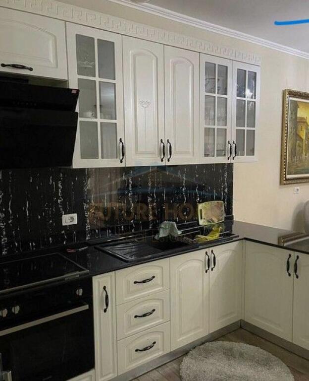 Shitet – Apartament 2+1+2, pranë Restorant "Fresku", Tiranë