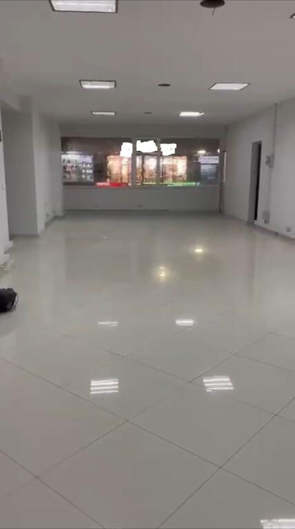 JEPET ME QERA AMBJENT 160M2 2000 EURO ASTIR