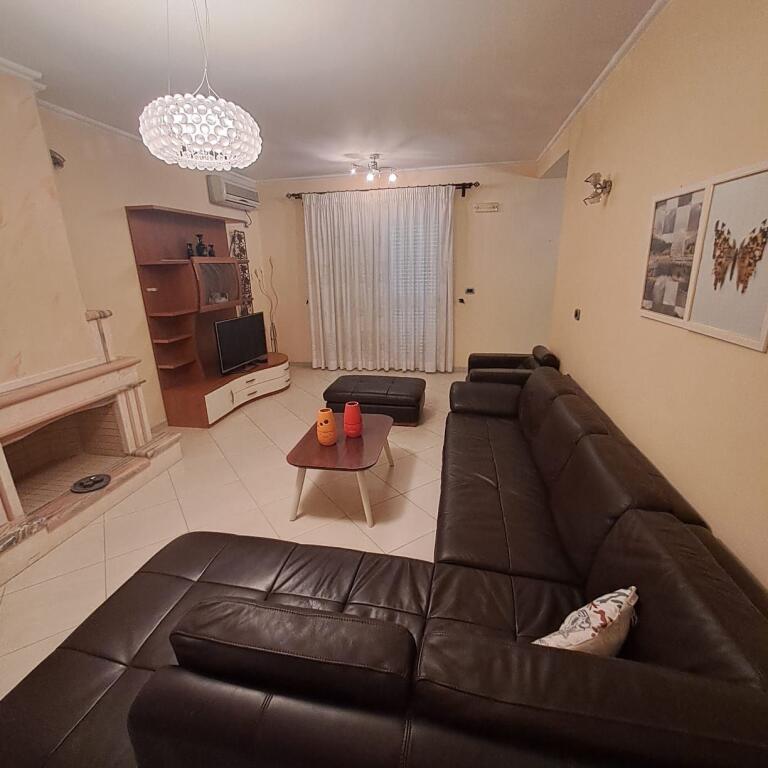 Jepet me qira Penthouse pranë Kishës Ortodokse – Vlorë