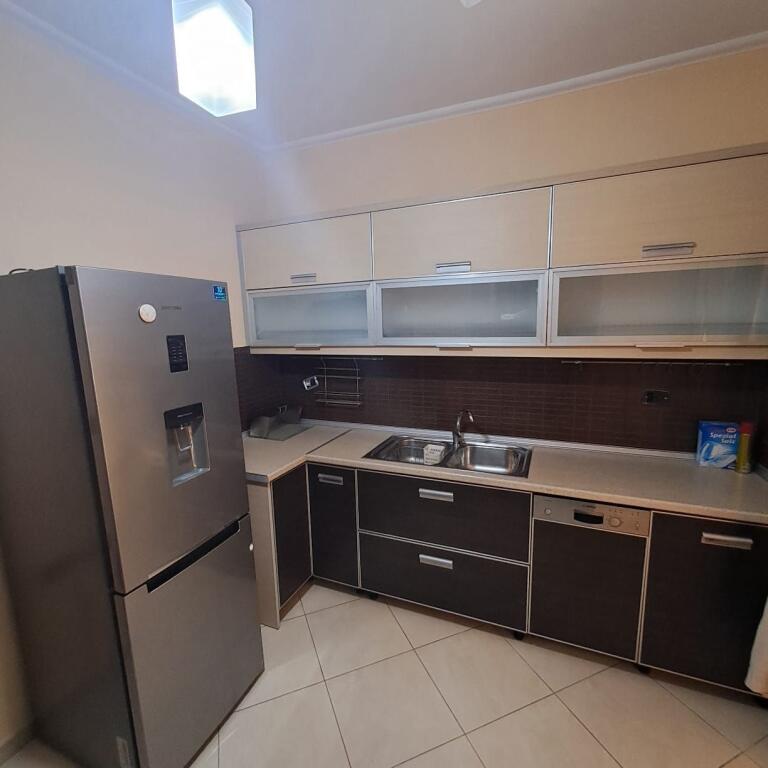 Jepet me qira Penthouse pranë Kishës Ortodokse – Vlorë