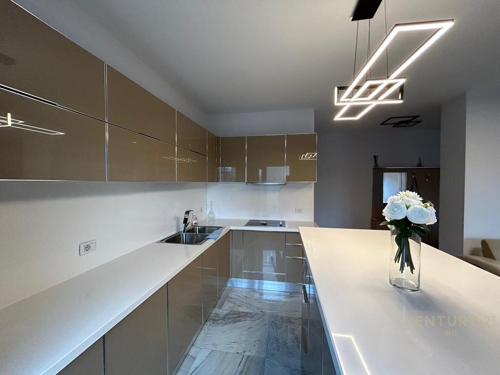 JEPET ME QERA APARTAMENT 3+2 ME POST PARKIMI TEK 21 DHJETORI.