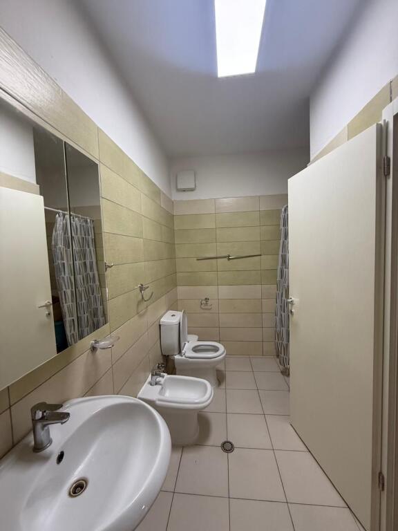 Jepet me qera  Apartment 2+1 te Liqeni I thate