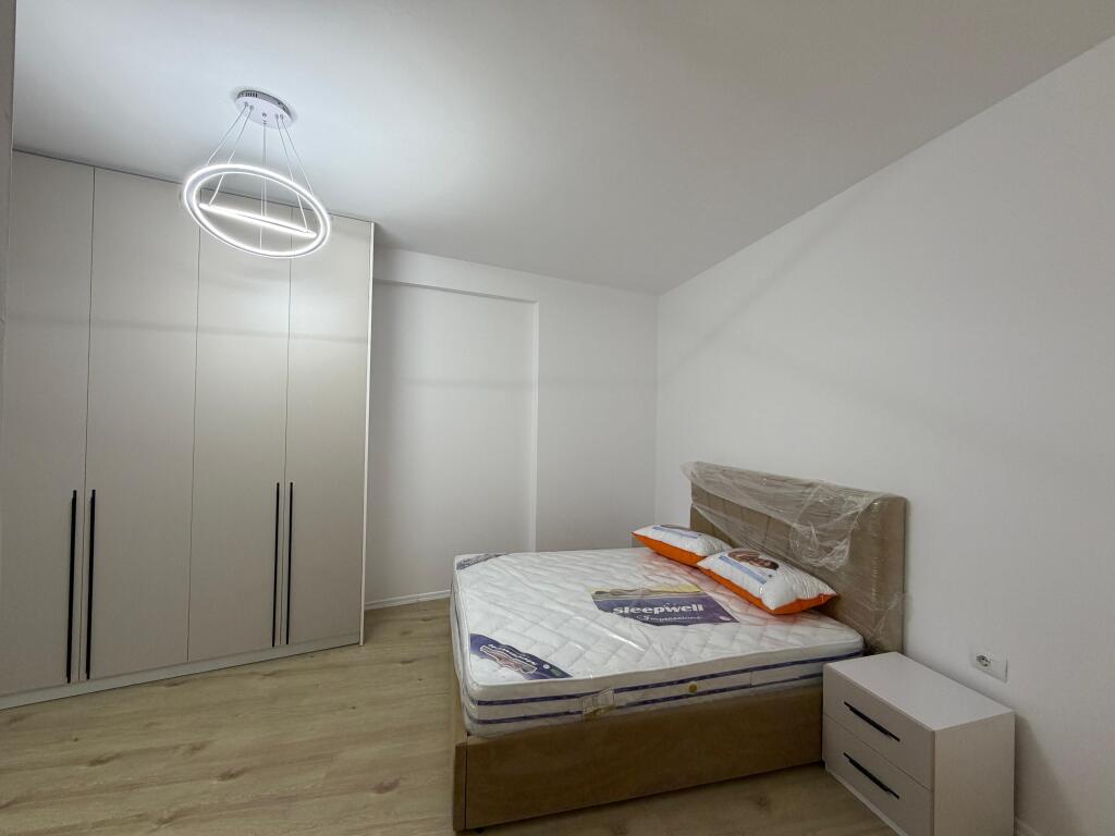 Appartamento 2+1 con parcheggio in affitto a Komuna e Parisit