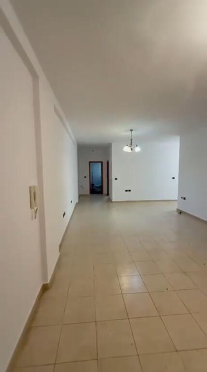 Shitet apartament 3+1 pranë Eleonorës