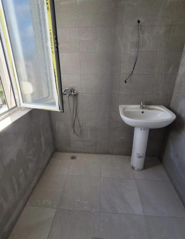 Shitet Apartament  2+1+2 tualete +2 ballkone,shetitorja Josif Budo Kavajë