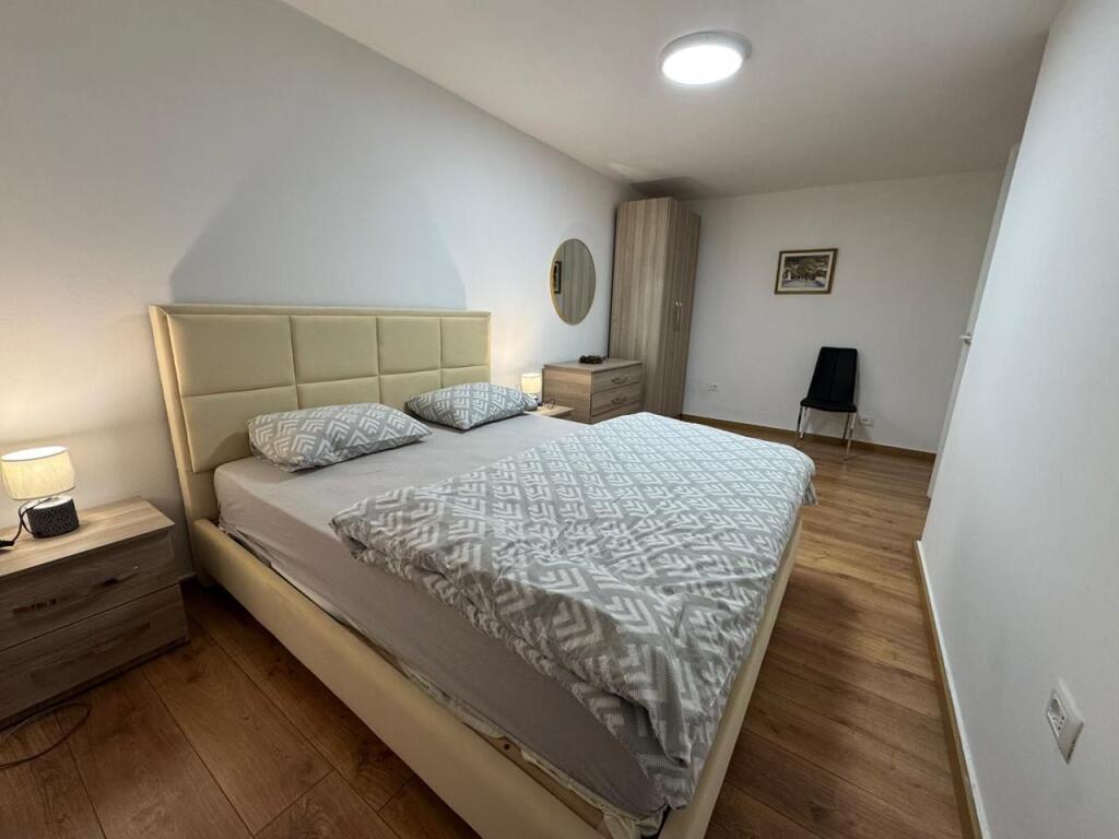 JEPET ME QERA APARTAMNET 1+1  450 EURO    (perfshi uj drita )