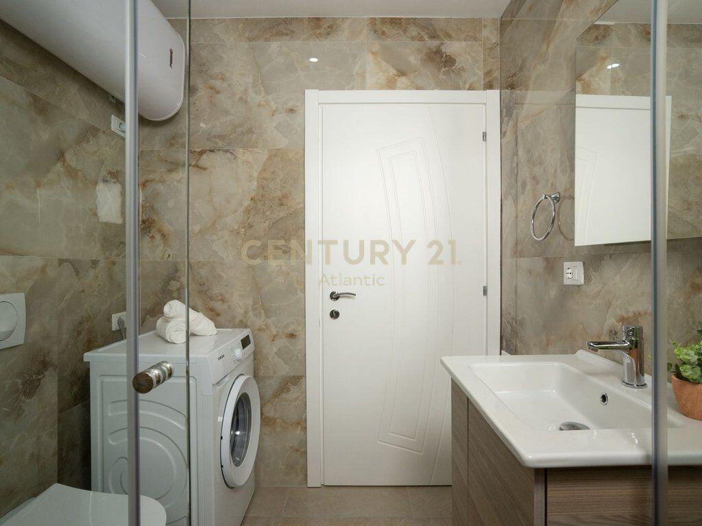 APARTAMENT 3+1+2T ME VERANDË 160 m² – PLAZH, DURRËS