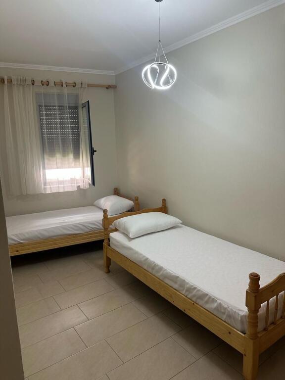 Jepet me qera 2+1 mobiluar Misto Mame pallat I ri 40000 lek