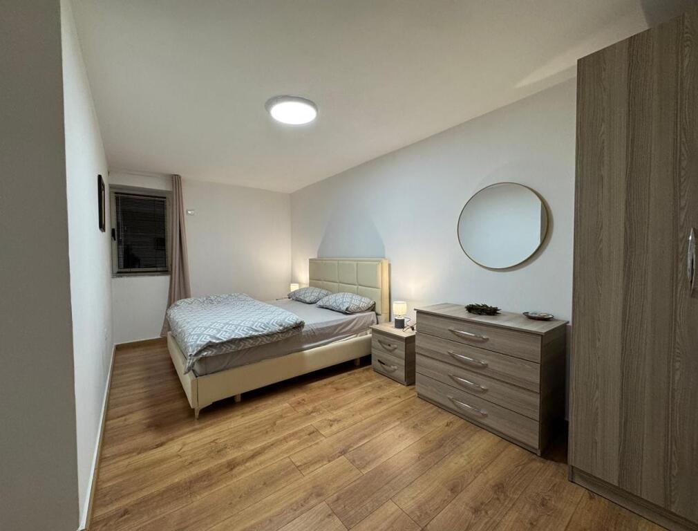 JEPET ME QERA APARTAMNET 1+1  450 EURO    (perfshi uj drita )