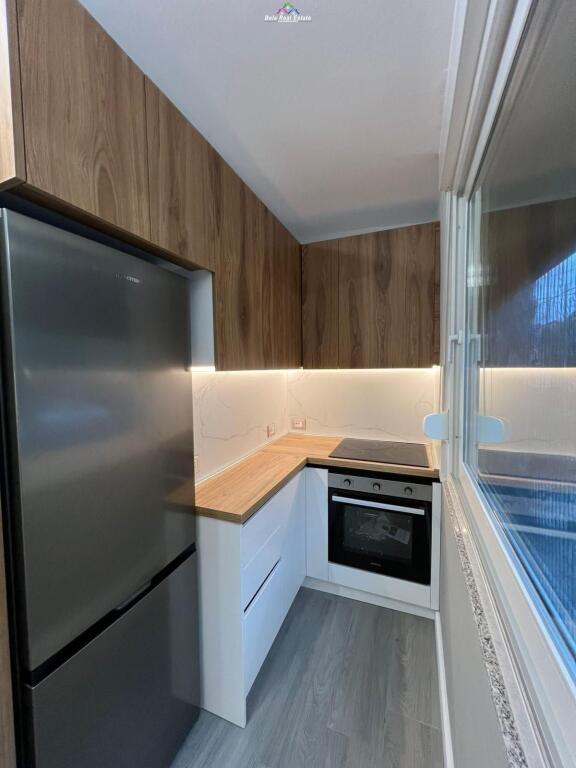 Office for Rent 1+1 Near the Red School (ID BZ2740) Tirana