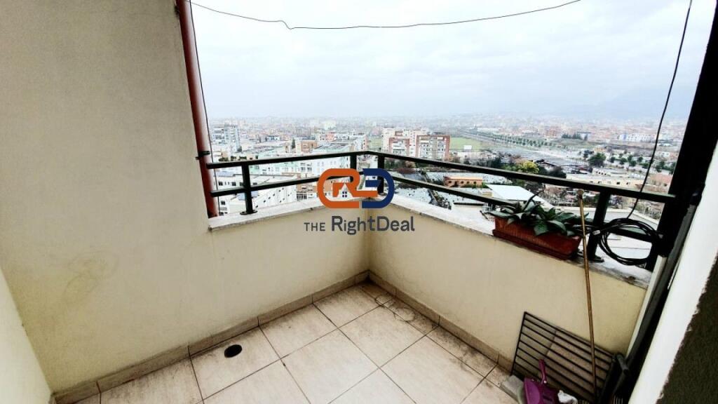 Tek Stacioni Trenit, Shitet Apartament 3+1+2, Mundesi Ideale Per Ndarje!!