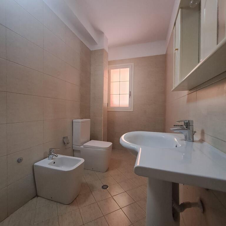 Jepet me qira Penthouse pranë Kishës Ortodokse – Vlorë