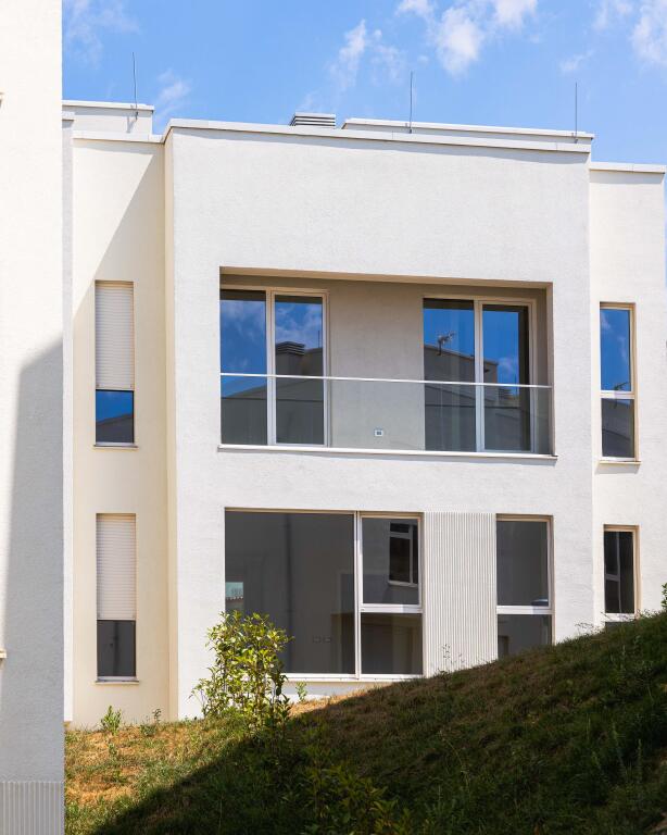 VENDO VILLA SU 3 PIANI A FARKË – VICINO AL LAGO!