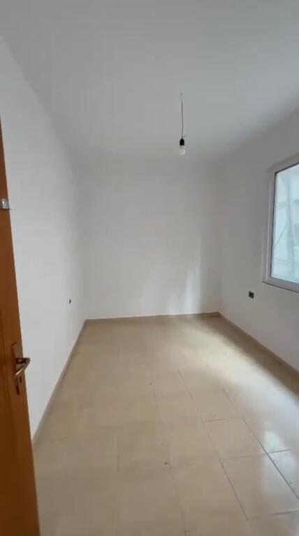 Shitet apartament 3+1 pranë Eleonorës