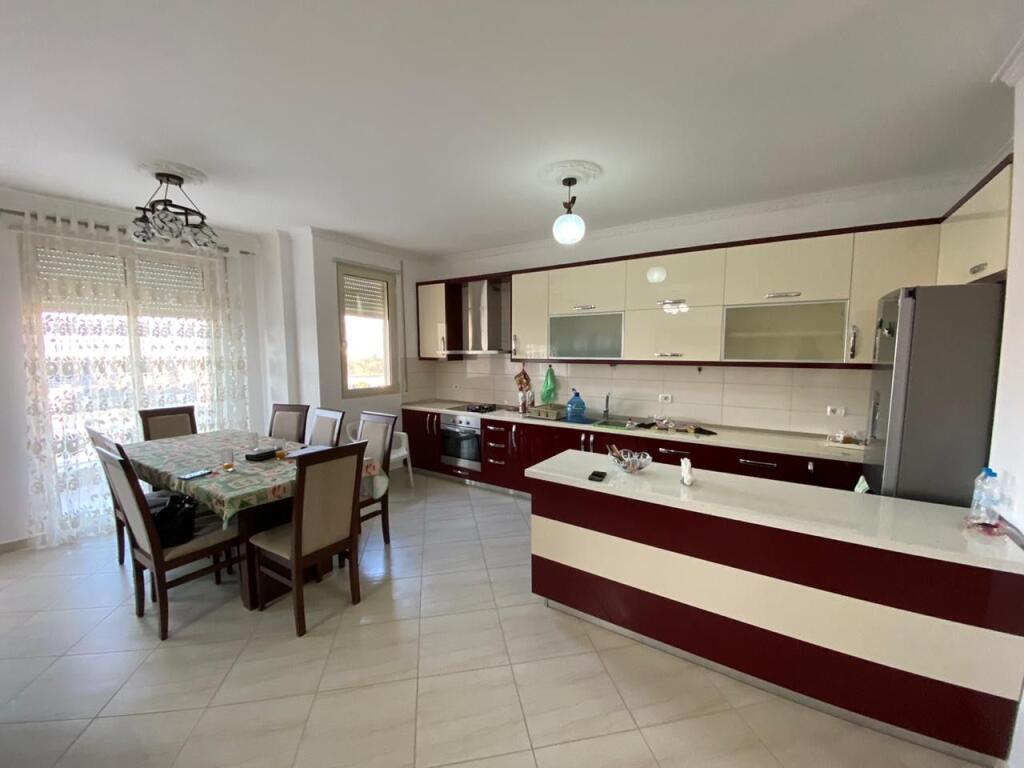 4+1,i mobiluar rruga peti liqeni i thate,cmimi 900 euro