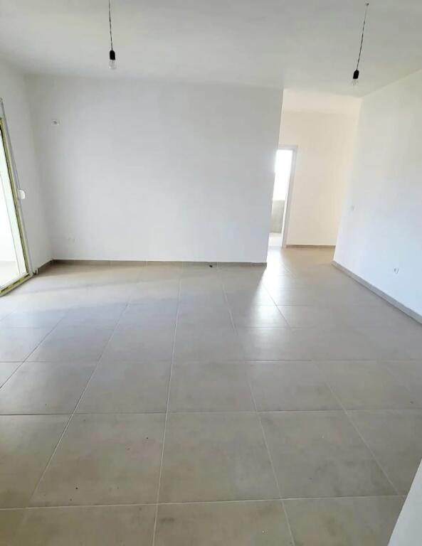 Shitet Apartament  2+1+2 tualete +2 ballkone,shetitorja Josif Budo Kavajë