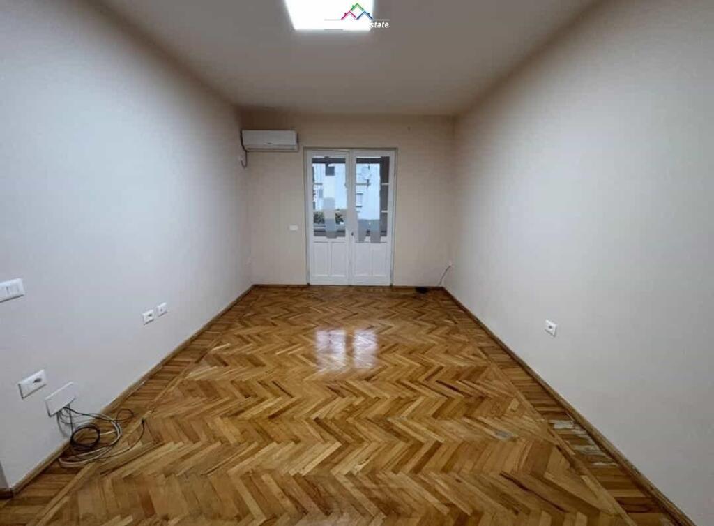 Ufficio in Affitto a Myslym Shyr (BZ2742) Tirana