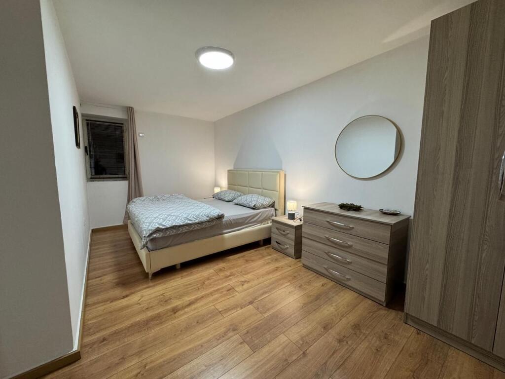 JEPET ME QERA APARTAMNET 1+1  450 EURO    (perfshi uj drita )