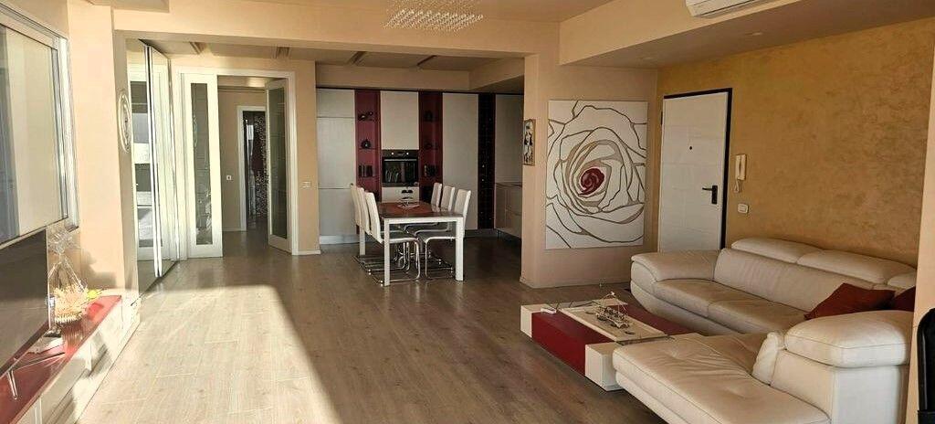 SHITET PENTHOUSE 2+1+2+ POSTO PARKIMI ,LUKSOZ ME PAMJE TE MREKULLUESHME TE DETIT NE VLORE!