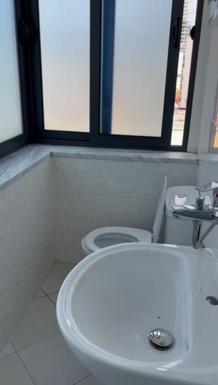 Jepet me qera apartament 2+1 te Rruga e Durresit