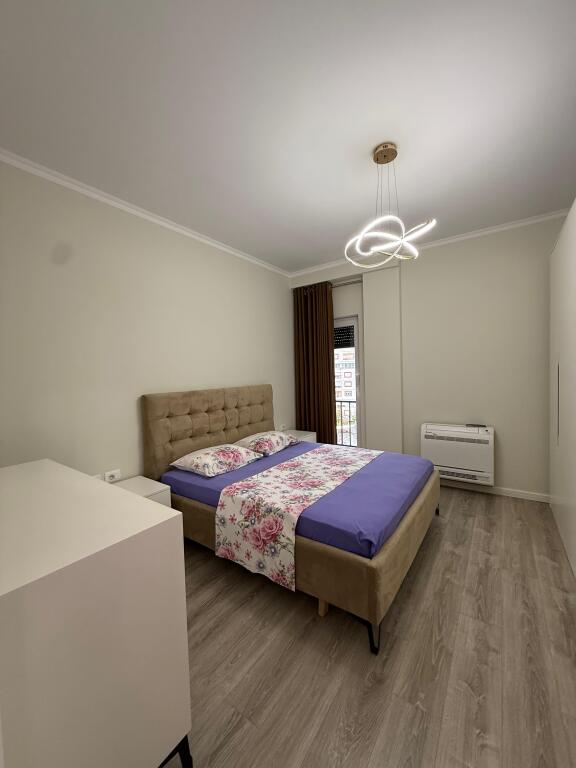 🏠JEPET ME QIRA Apartament 2+1 📍Rezidenca Quartum 🏢Kati: 5, me ashensor  🛋Hyrja eshte e mobiluar 💶 Çmimi : 80.000 Leke