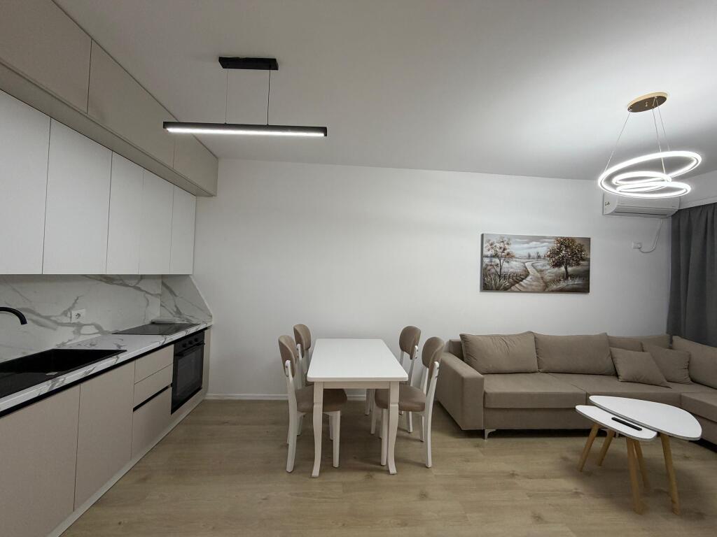 Appartamento 2+1 con parcheggio in affitto a Komuna e Parisit