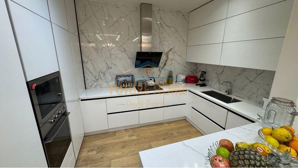 Shitet penthouse 3+1+2+post parkimi Kopshti Zologjik