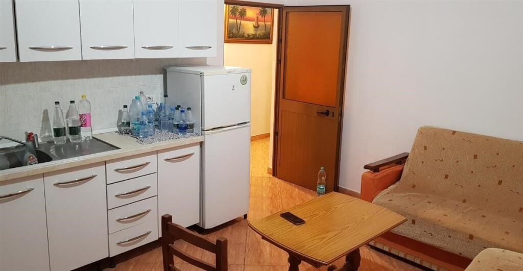 Jepet me qera apartamenti 1+1 , Rruga 5 maj , RR,Lucie Miloti . ka dalje te big market prapa concord center  Cmimi: 320 mije leke +Vend Parkimi i perfshire ne cmim