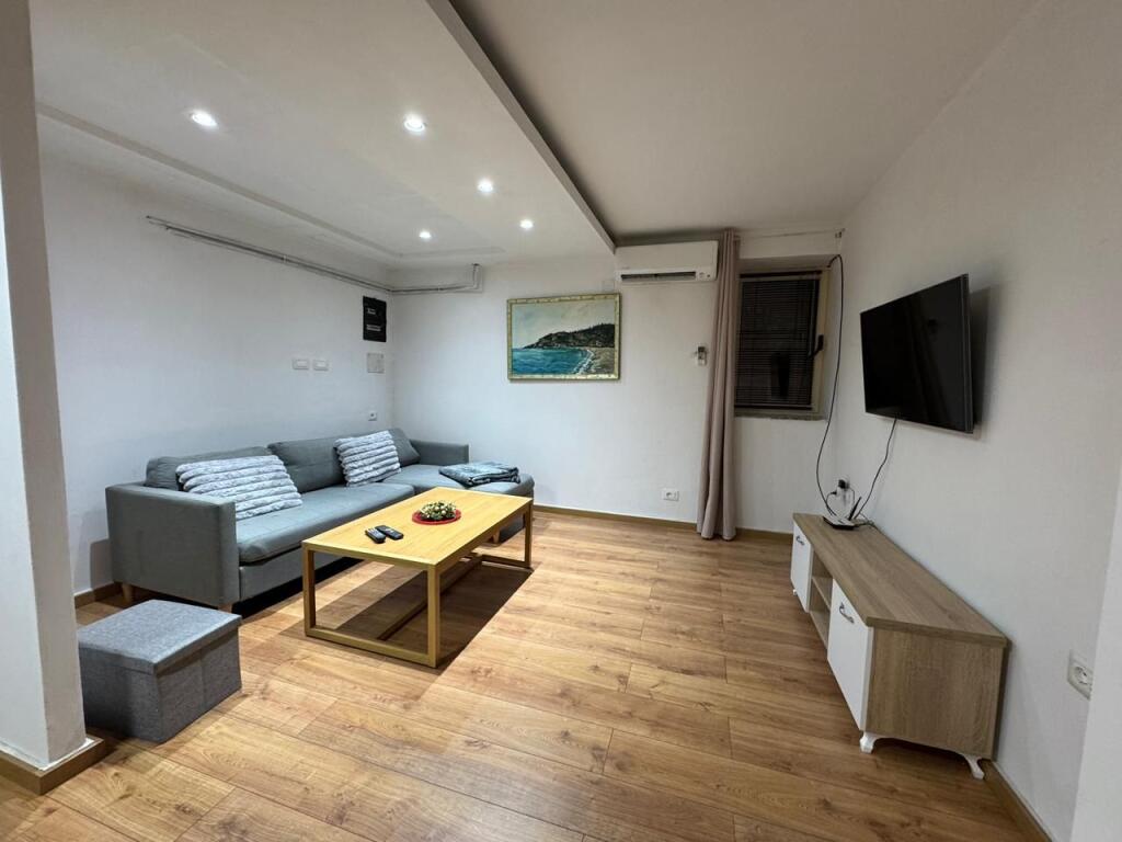 JEPET ME QERA APARTAMNET 1+1  450 EURO    (perfshi uj drita )