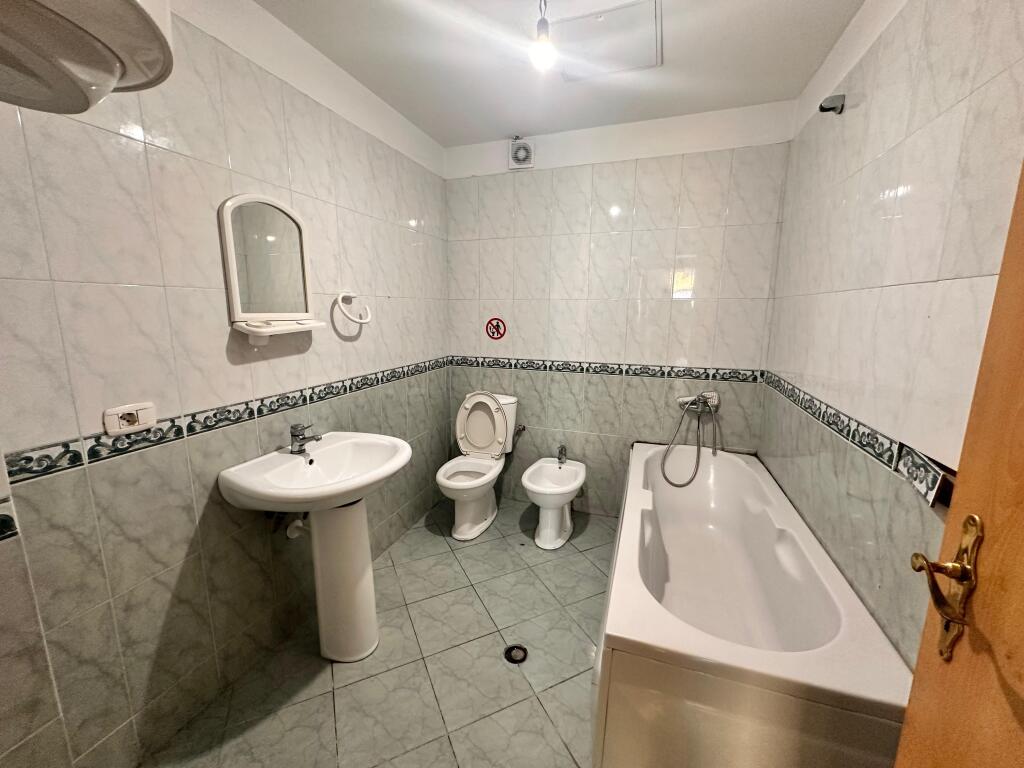 🏢 Jepet me qira Apartament 2+1 për Biznes – Zona e Parkut (Pallati i Anxhelos), pranë Condor Center