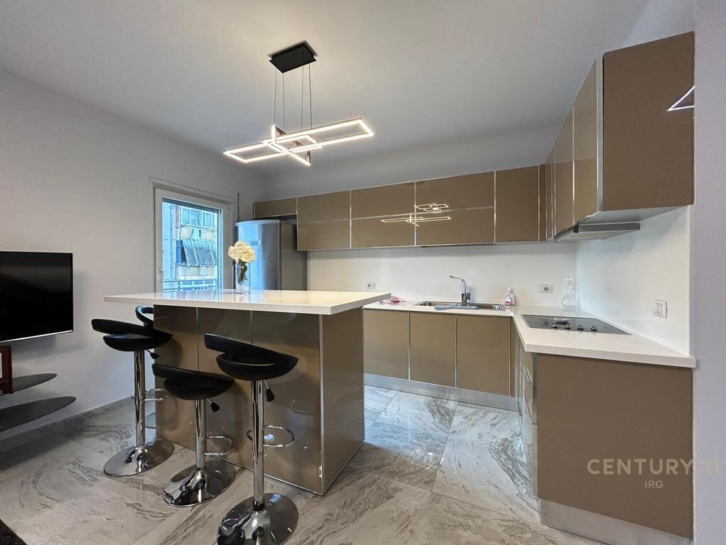 JEPET ME QERA APARTAMENT 3+2 ME POST PARKIMI TEK 21 DHJETORI. 1,100 € /Muaj