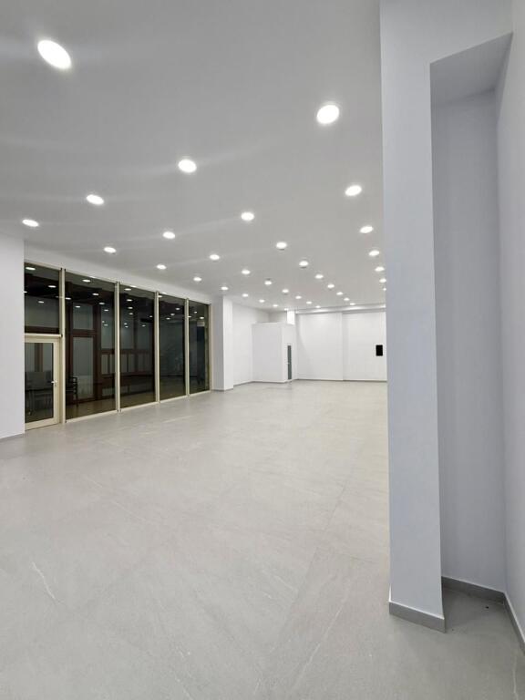 🏡 Locale commerciale in vendita in edificio nuovo, Via Kavaja