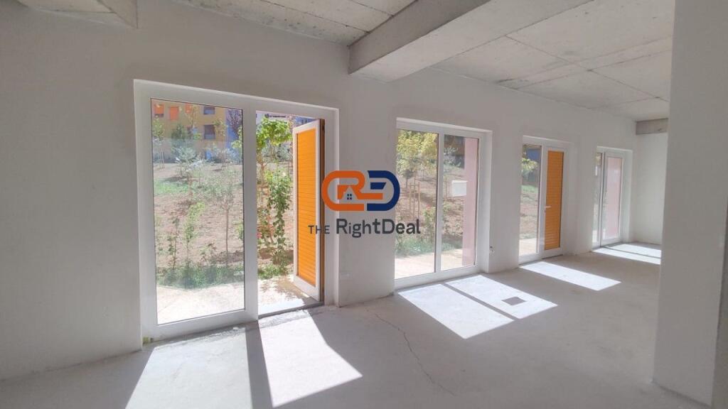 A Ali Dem, Al Complesso Mangalem 21, Negozio In Vendita Con Prezzo Occasione Perfetto Per Investimento!!