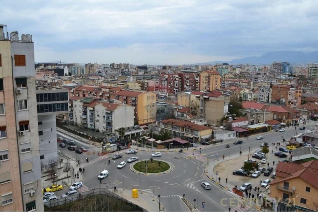 Shitet Ambient Komercial Buze Rruge