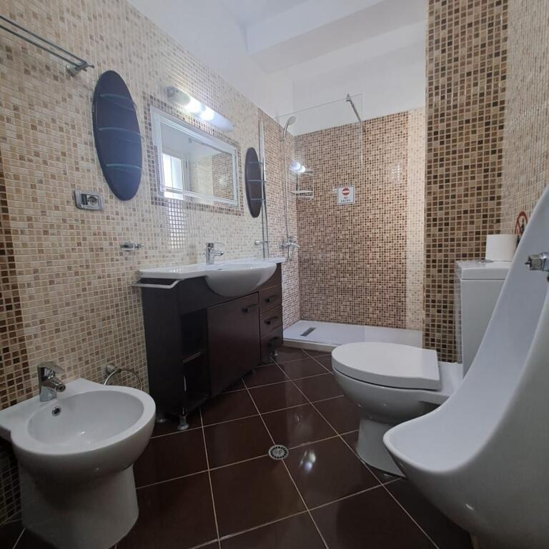 Jepet me qira Penthouse pranë Kishës Ortodokse – Vlorë