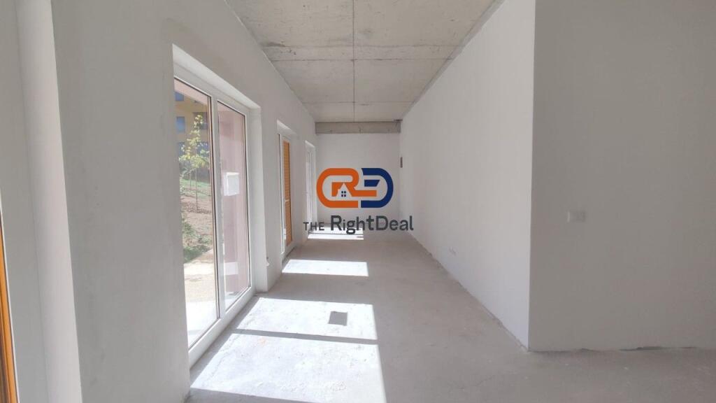 A Ali Dem, Al Complesso Mangalem 21, Negozio In Vendita Con Prezzo Occasione Perfetto Per Investimento!!