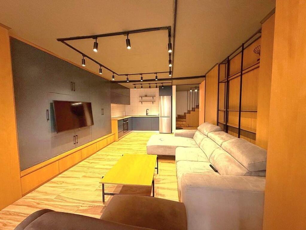 Perballe me Spitalin Amerikan 3,  Shesim apartament duplex