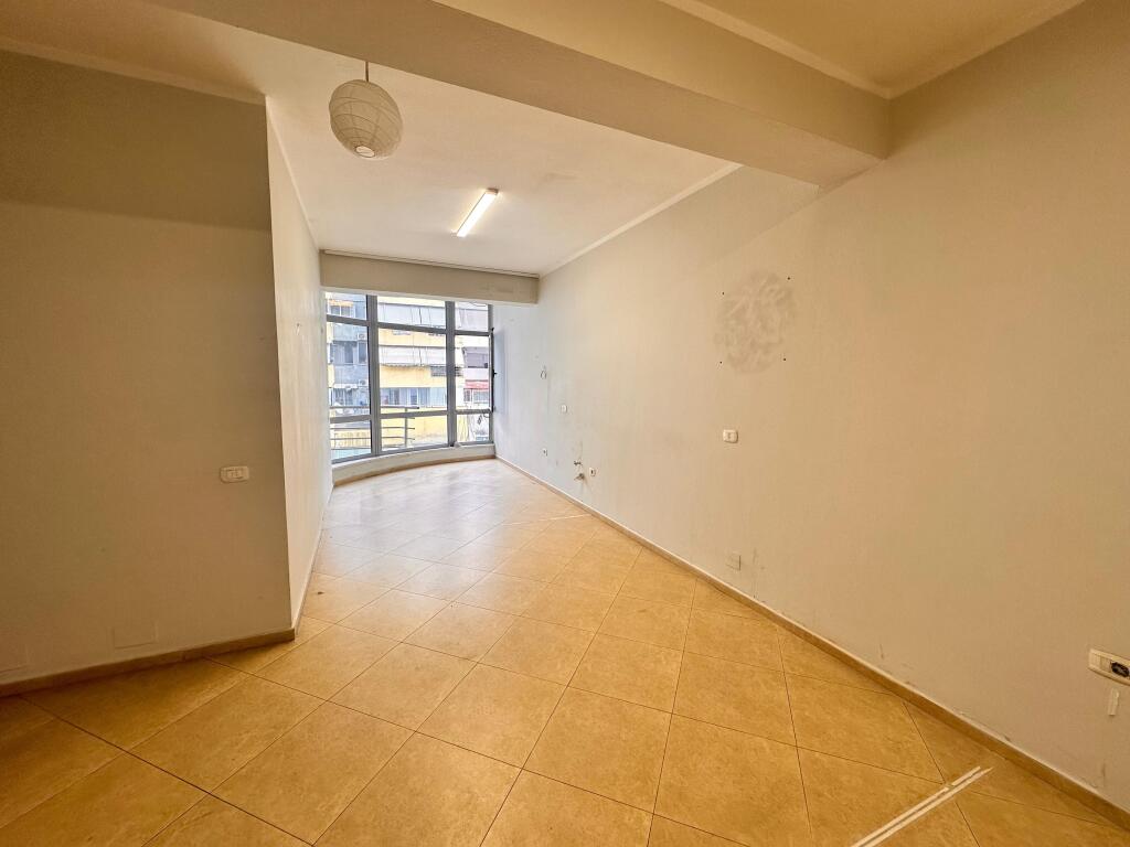 🏢 Jepet me qira Apartament 2+1 për Biznes – Zona e Parkut (Pallati i Anxhelos), pranë Condor Center