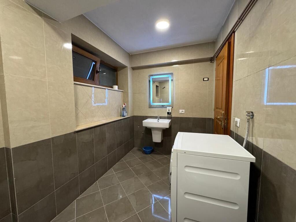 JEPET ME QERA APARTAMNET 1+1  450 EURO    (perfshi uj drita )