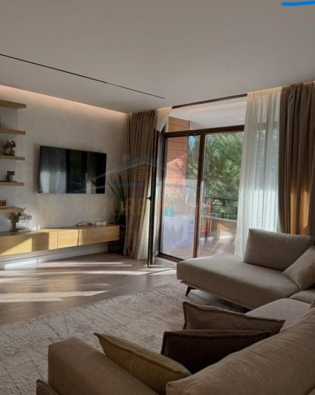 Shitet – Apartament 3+1+2 + Depo + 2 Poste Parkimi Kopshti Botanik, Tiranë