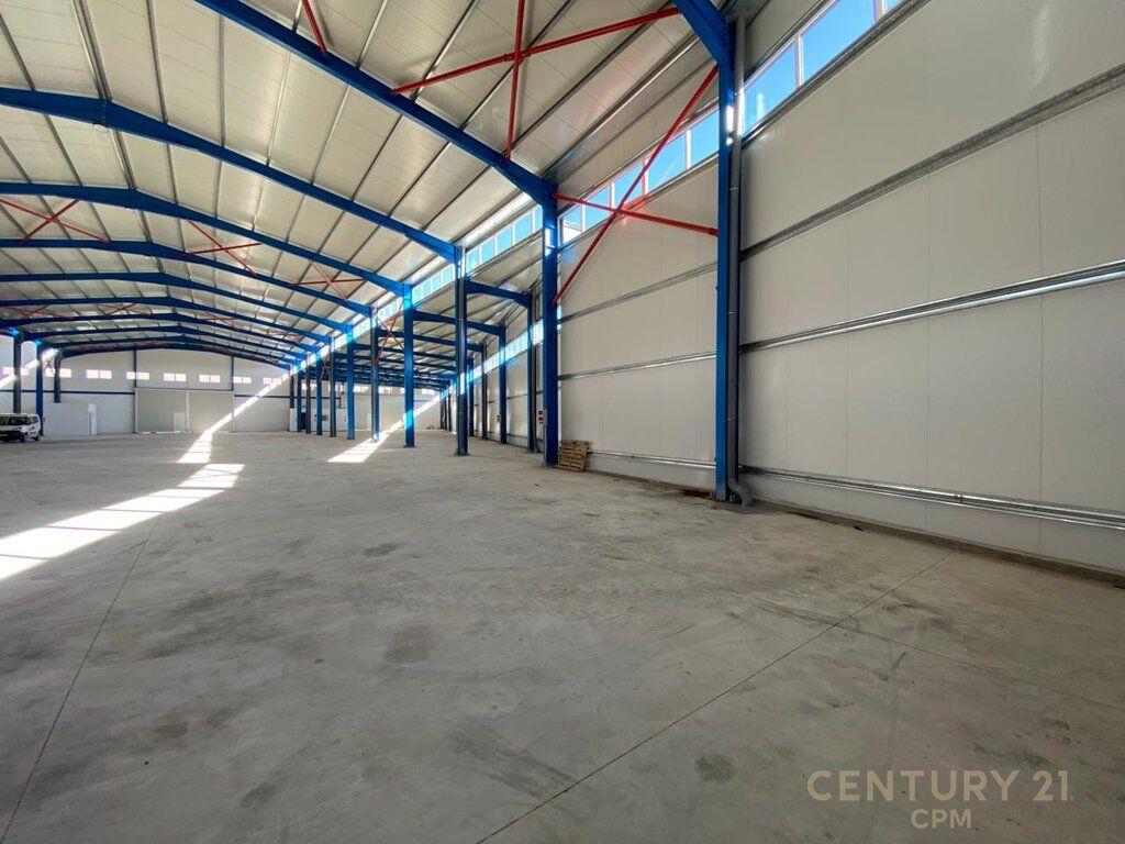 Warehouse of 1900 m² for rent on the Durrës–Tiranë highway, near the “Turgut Ozal” College!