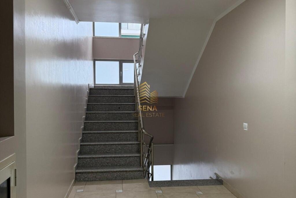 Affitto, Spazio commerciale/ufficio, Comune di Parigi, 1000 Euro/mese