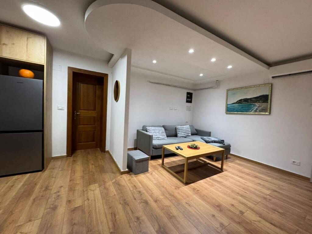 JEPET ME QERA APARTAMNET 1+1  450 EURO    (perfshi uj drita )