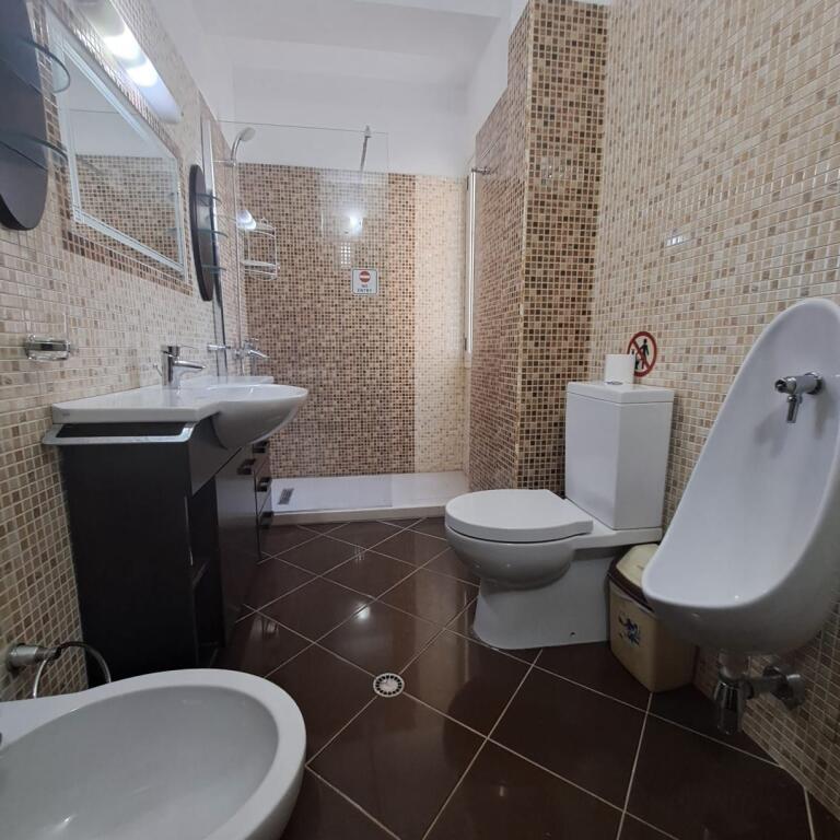 Jepet me qira Penthouse pranë Kishës Ortodokse – Vlorë