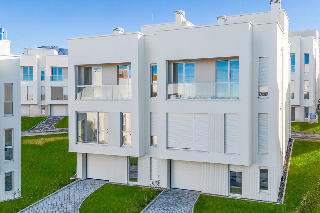 VENDO VILLA SU 3 PIANI A FARKË – VICINO AL LAGO!