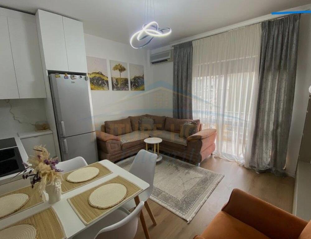 Shitet – Apartament 1+1, Fresku, Tiranë