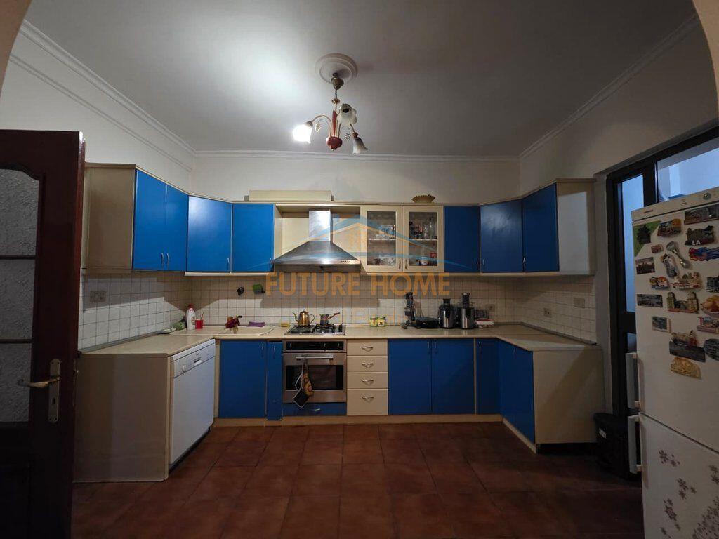 Qera,Apartament 3+1+2 tek Rruga e Kavajes!