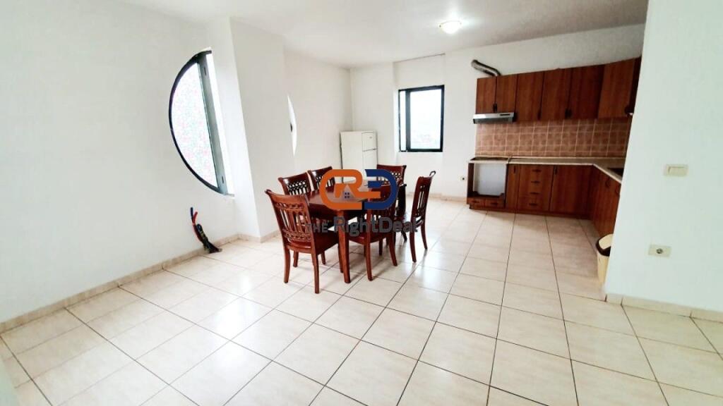 Tek Stacioni Trenit, Shitet Apartament 3+1+2, Mundesi Ideale Per Ndarje!!