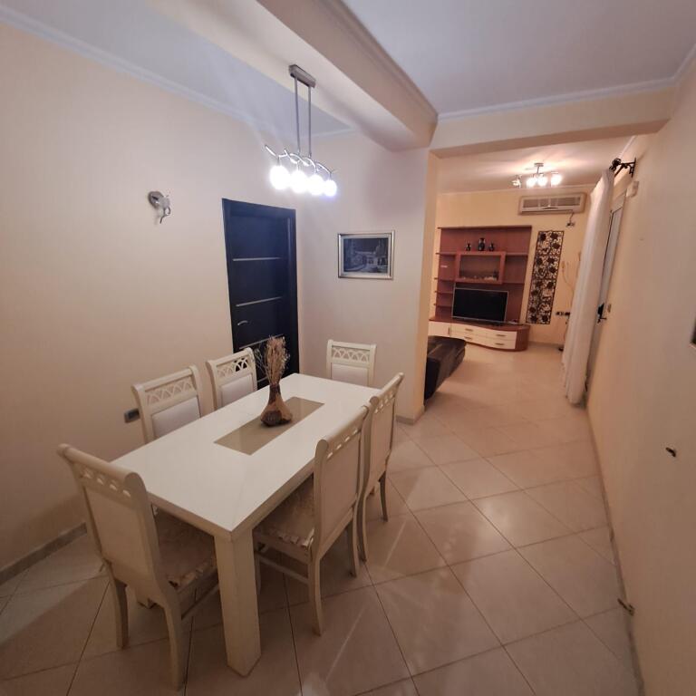 Jepet me qira Penthouse pranë Kishës Ortodokse – Vlorë